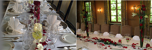 linkes Bild: Tischdekoration Gläservariante; rechtes Bild: Tischdekoration hohe Vasen mit weißen Lilien und Rosen